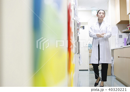 医療　バックヤード　女性医師 40320221