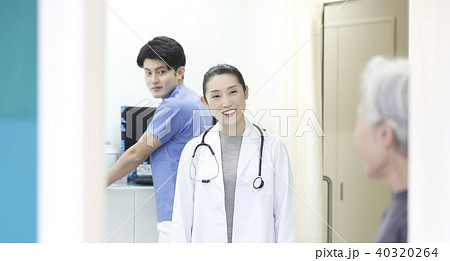 病院　診察　女医と看護師 40320264