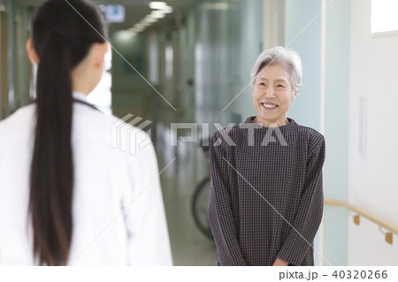 女医とシニア女性 40320266
