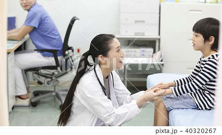 医療　診察　女医と男の子 40320267