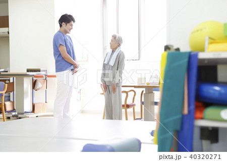 リハビリ　理学療法士とシニア女性 40320271