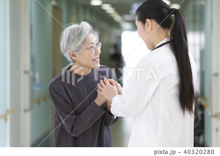 女医とシニア女性 40320280