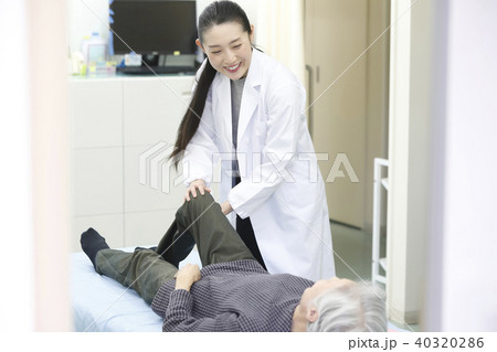 病院　診察　女医 40320286