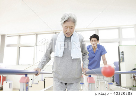 リハビリ　シニア女性 40320288