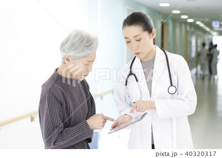 女医とシニア女性 女医とシニア女性 40320317