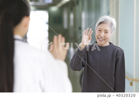 女医とシニア女性 40320320