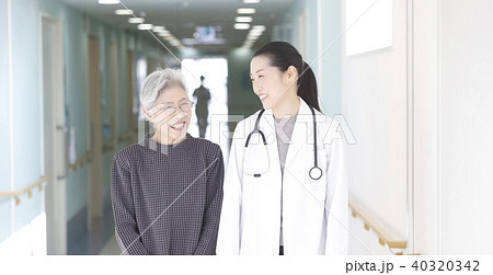 女医とシニア女性 女医とシニア女性 40320342