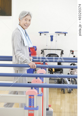 リハビリ　シニア女性 40320374