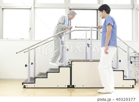 リハビリ　シニア女性 40320377