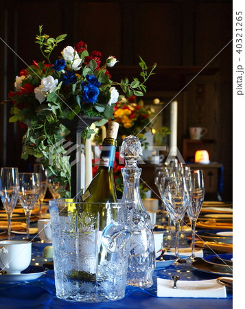 ワインクラーとボトル 40321265