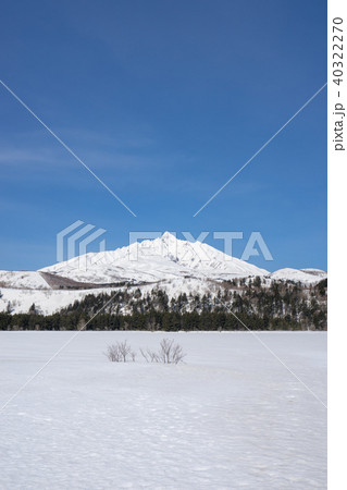 冬の利尻島のオタトマリ沼 冬の利尻島のオタトマリ沼 40322270