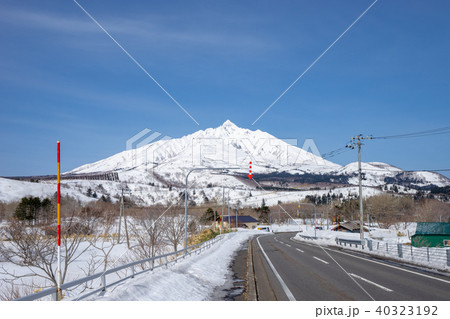 道路沿いから見る利尻山 40323192