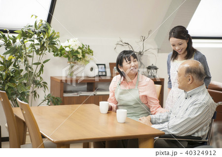 ライフスタイル　介護　在宅介護 40324912