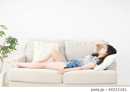 夏を楽しむ若い女性 40325181