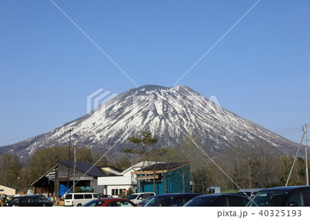 ニセコビュープラザから車の屋根越しにみる羊蹄山 40325193