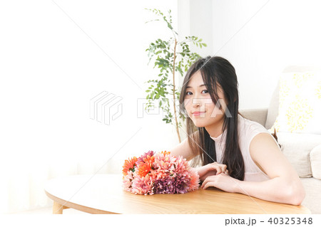 部屋でリラックスする女性 40325348