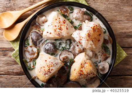 Pieces of chicken with wild mushrooms and spinach 40325519