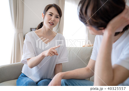注意する女性 注意する女性 40325557