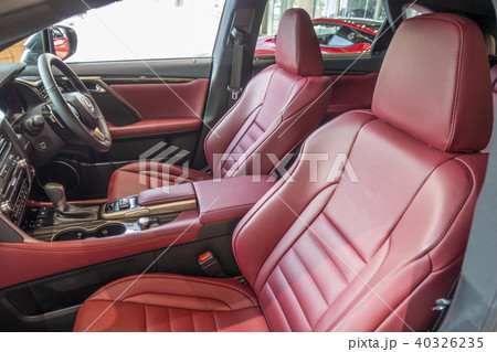 上品でエレガントな雰囲気を味わうことができる赤いレザーの表皮で覆ったエレガントなデザインのシート 40326235