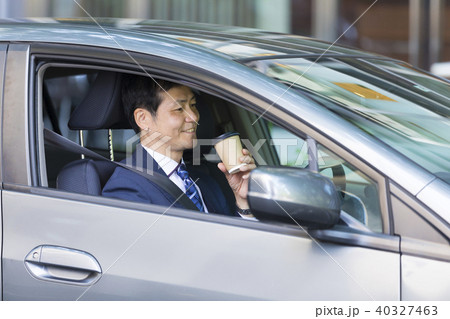 車に乗るビジネスマン 車に乗るビジネスマン 40327463