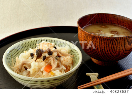 しめじご飯となめこの味噌汁 40328687