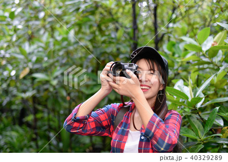 Travel concept. Asian girls are traveling in the woods.  Beautif 40329289