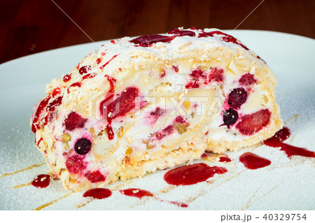 Sweet strawberry cake 40329754