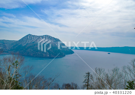北海道 裏摩周展望台から望む摩周湖(4月) 40331220