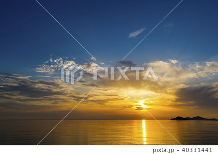 太陽 夕焼け 海 40331441