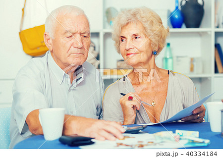 Serious senior couple counting bills 40334184