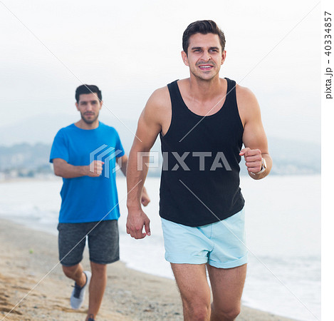 Adult men are jogging together 40334857