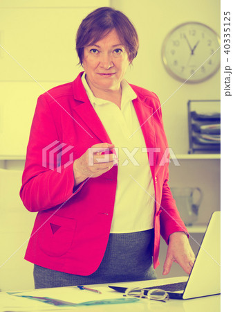 Manager ready for visitors 40335125