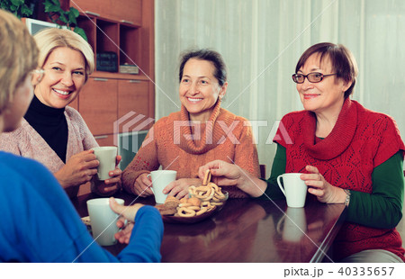 Senior female friends drinking coffee 40335657