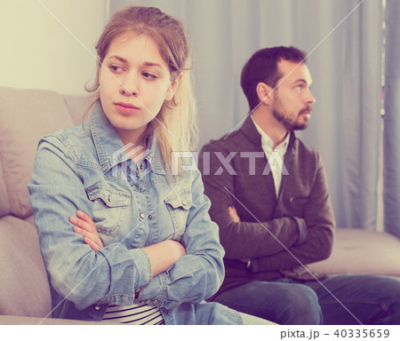 Father and daughter arguing 40335659