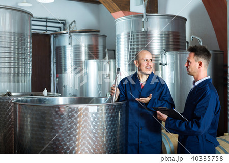 experts men standing with clipboard 40335758