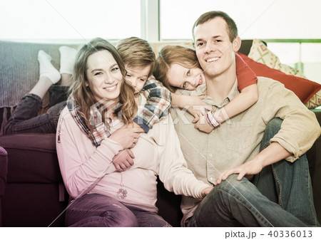 satisfied parents and children happy to spend time at home 40336013