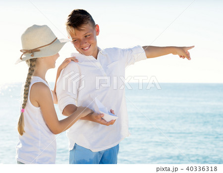 Children pointing with finger on sandy beach 40336318