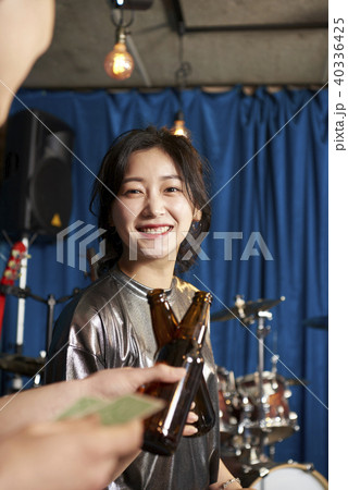 乾杯 若い女性 韓国人 40336425