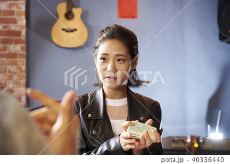 ジャケット 若い女性 カード 40336440