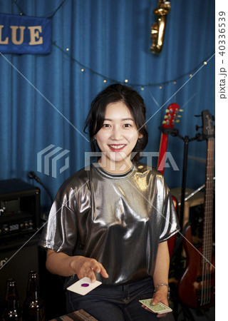 ゲーム 若い女性 カード 40336539