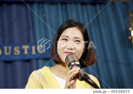マイク ミュージシャン 若い女性 40336655