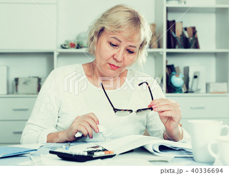 Woman engaged in home accounting Woman engaged in home accounting 40336694