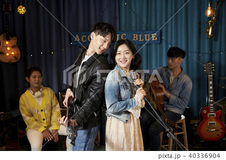 後ろ向き 背を向け合う そむける 40336904