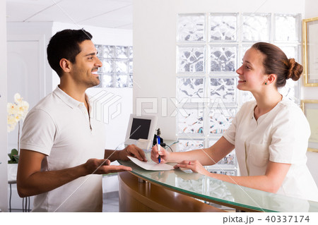 Young man talks with nurses 40337174