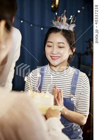 誕生日パーティー 若い女性 ケーキ 40337238