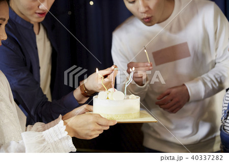 誕生日パーティー 若い男 若い男性 40337282