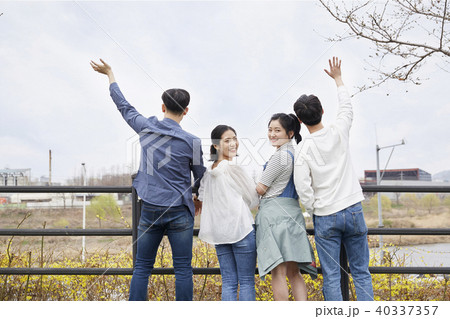 振り返っ表示 振り向く 笑顔 40337357