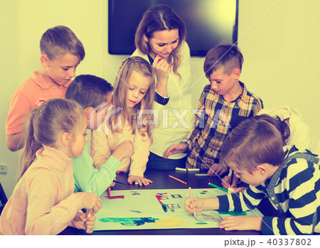 Professor and children drawing 40337802
