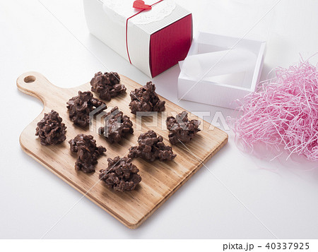 手作りクランチチョコレートとギフトボックスの写真素材