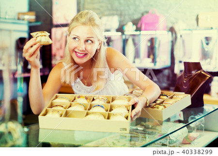 Seller displaying bracelets in store 40338299